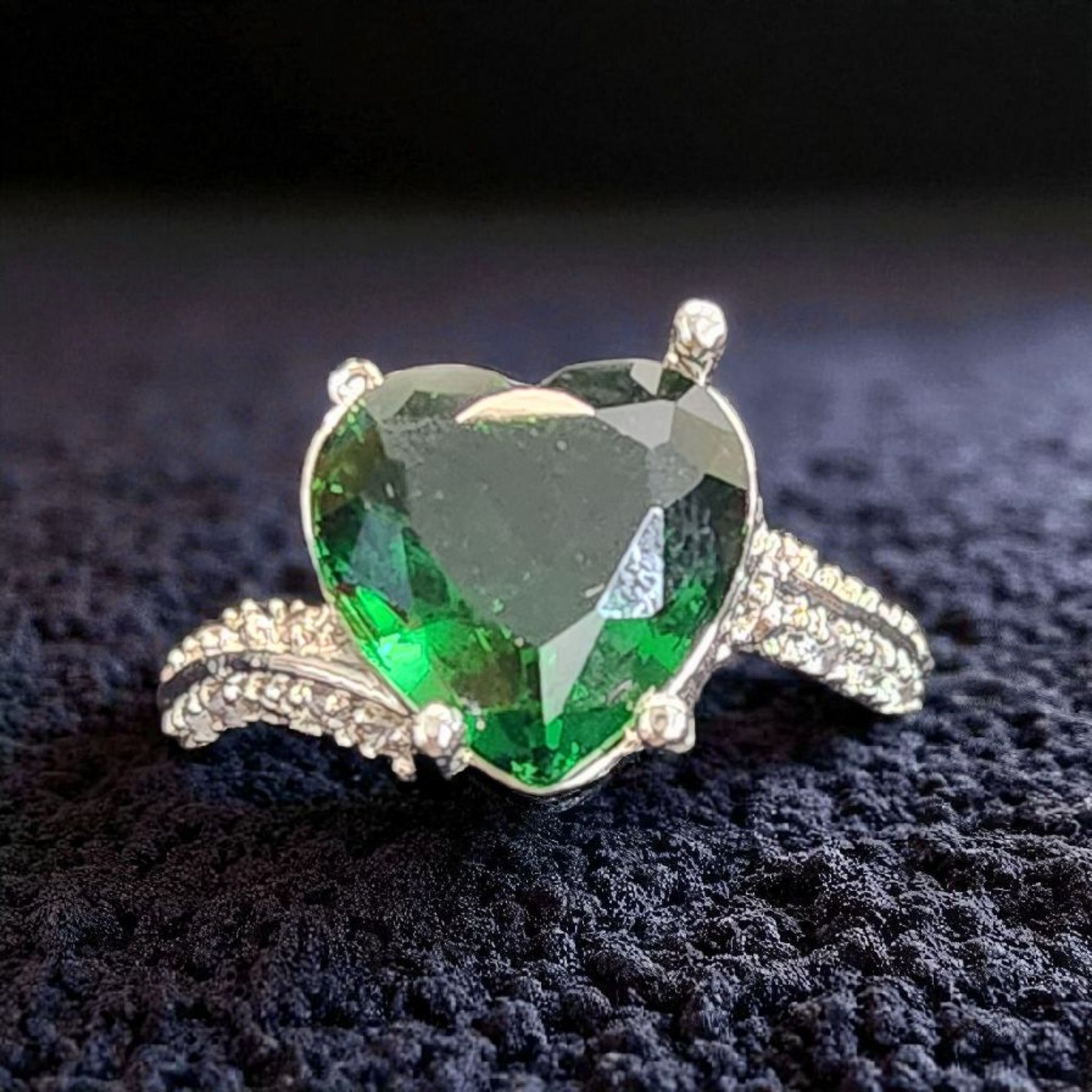 Heart-Shaped Emerald Green Ring – Silver AD Accent Band