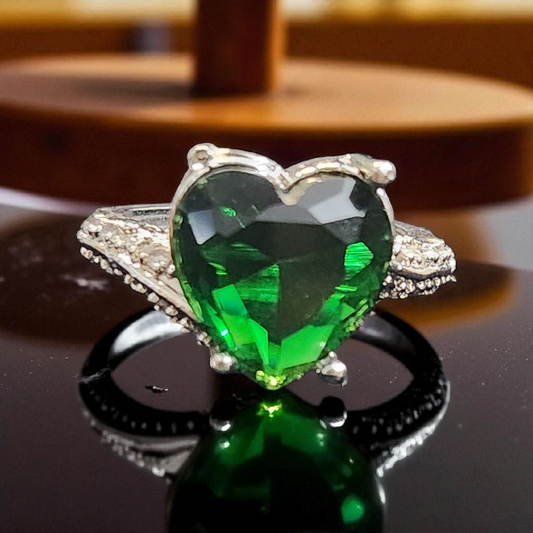 Heart-Shaped Emerald Green Ring – Silver AD Accent Band