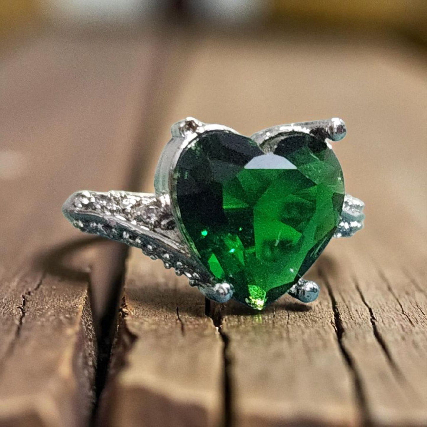 Heart-Shaped Emerald Green Ring – Silver AD Accent Band